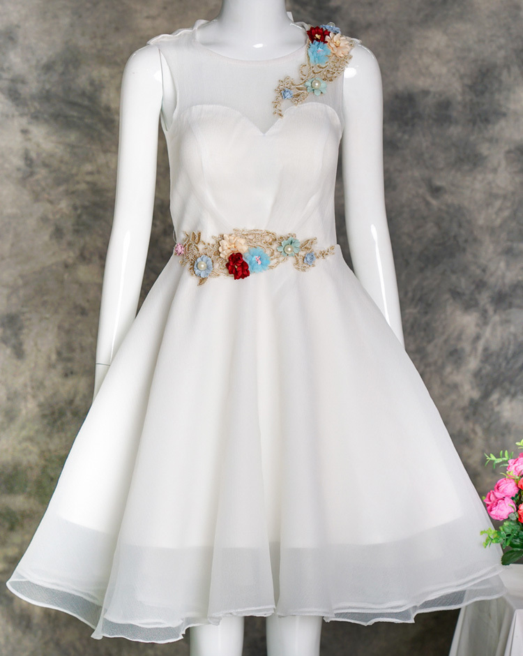 Đầm xòe dự tiệc đính hoa và ngọc trên vai và eo màu trắng dễ thương