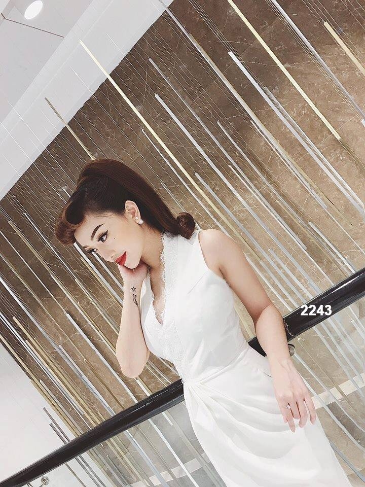 Đầm body trắng cổ chữ v xẻ tà dễ thương