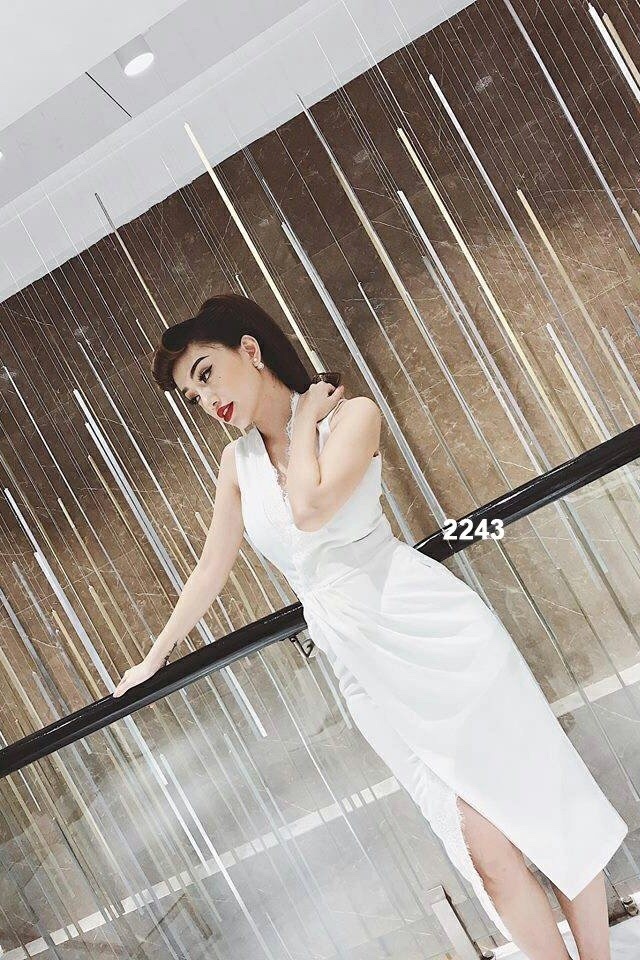 Đầm body trắng cổ chữ v xẻ tà dễ thương