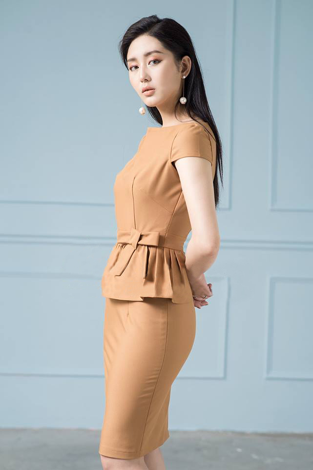  Đầm Công Sở Cổ V Peplum - Be đậm - đầm body cổ yếm