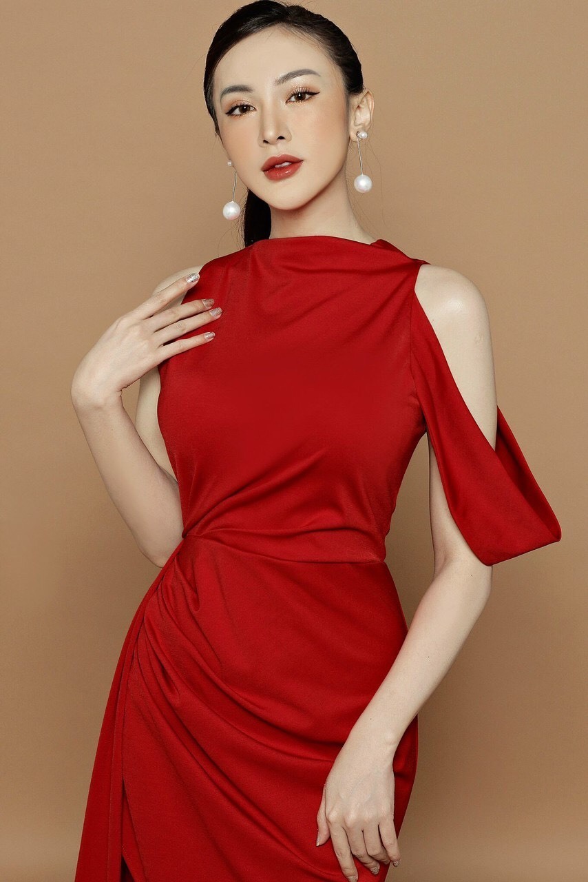 Đầm dạ hội đỏ trễ vai nhúng bèo xẻ tà quyến rũ