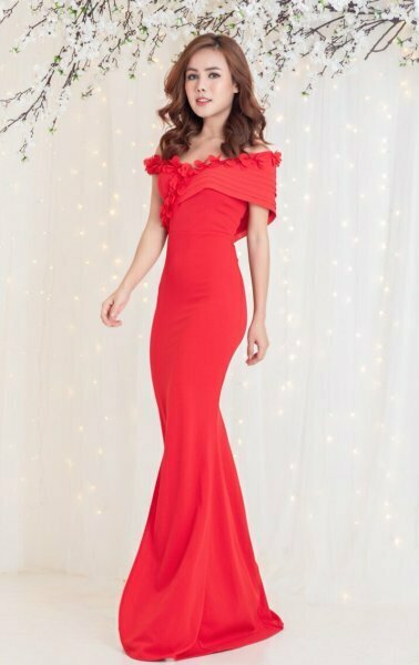 Đầm dạ hội xẻ đùi kết bông vai hững hờ cực sang trọng màu đỏ