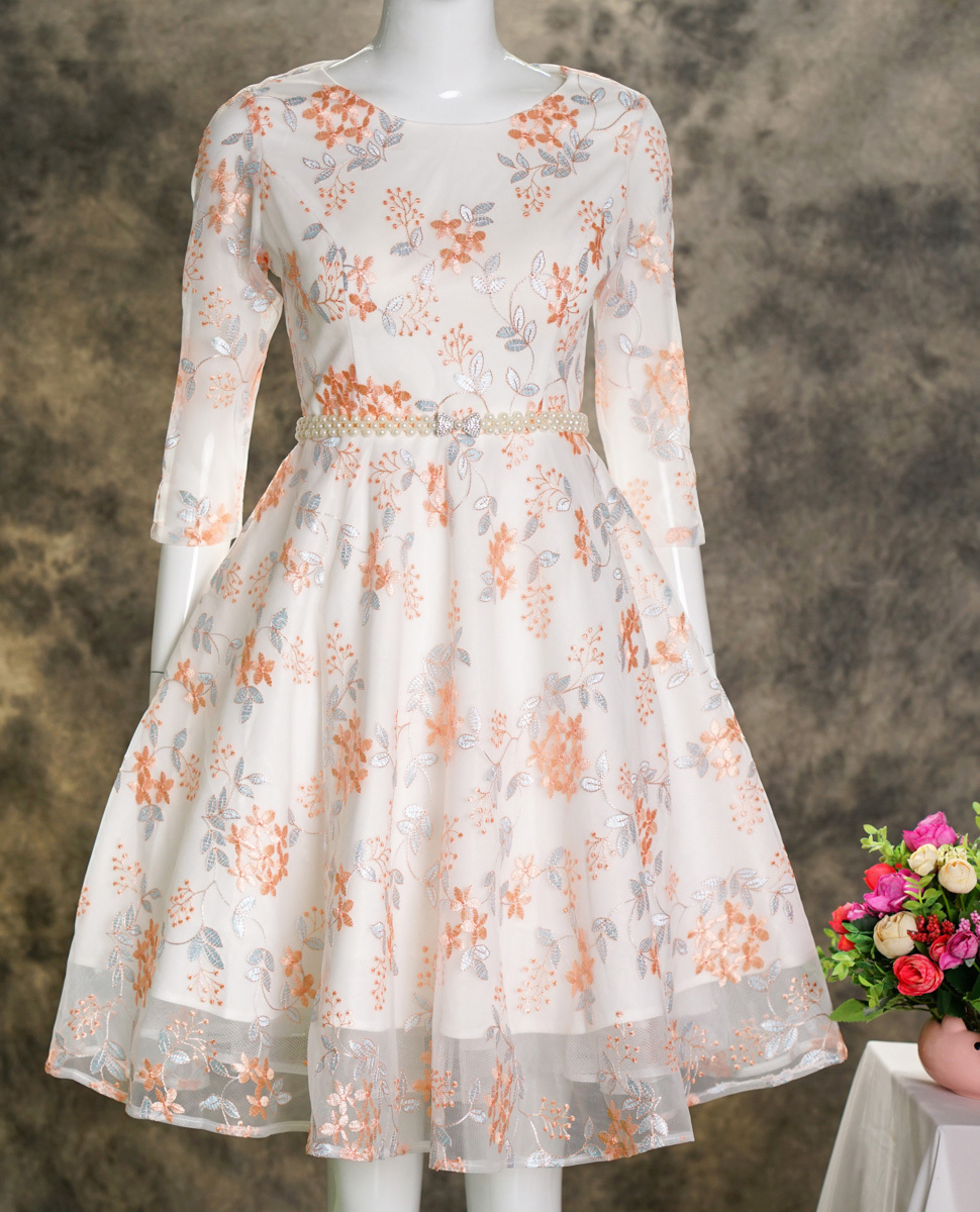 Đầm đẹp dáng xòe tay lở ren ép hoa màu cam nền trắng cao cấp