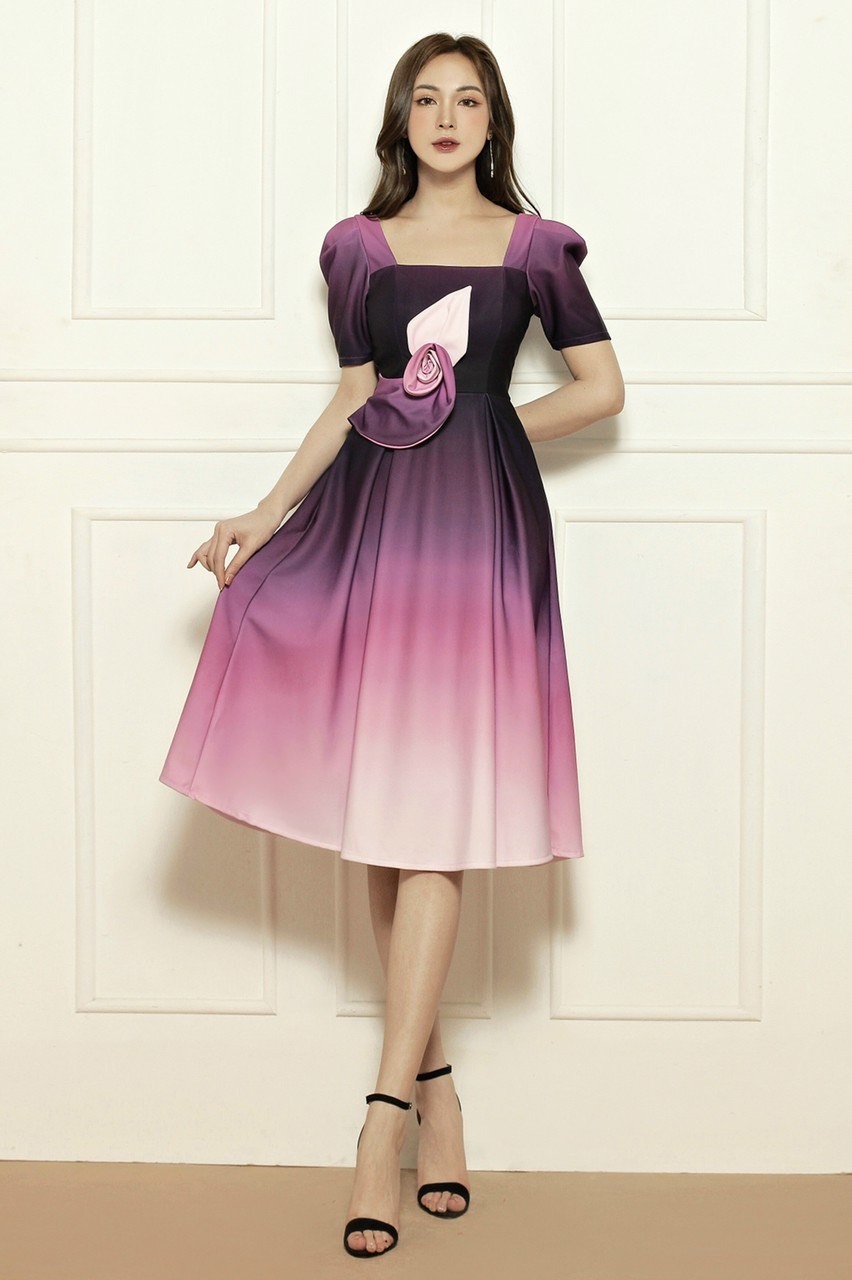 Đầm Ombre loang màu cổ vuông đính bông màu tím sang trọng