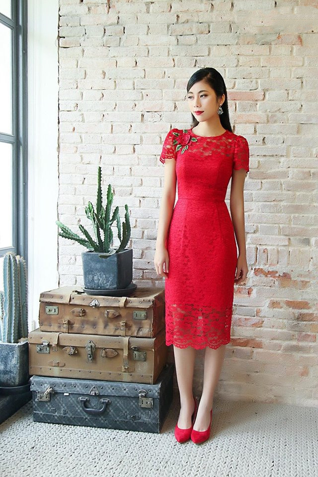 Đầm ren công sở kết hoa màu đỏ