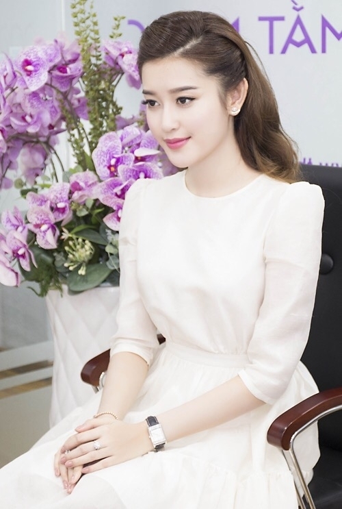 Đầm xèo  tay lỡ nhún bèo màu trắng dễ thương - đầm body cổ đổ
