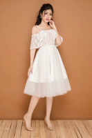 Đầm xòe công chúa rớt dây viền ngọc màu trắng sang trọng