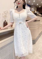 Đầm xoè ren trắng tay phồng cổ vuông thời trang