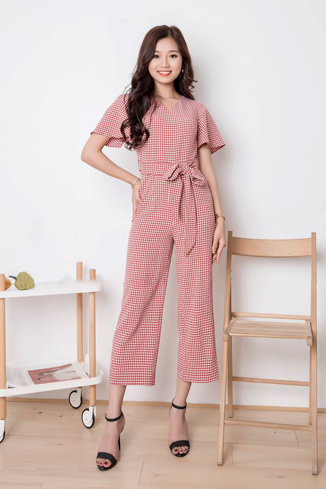 Jumpsuit caro cổ tim kèm thắt lưng màu đỏ