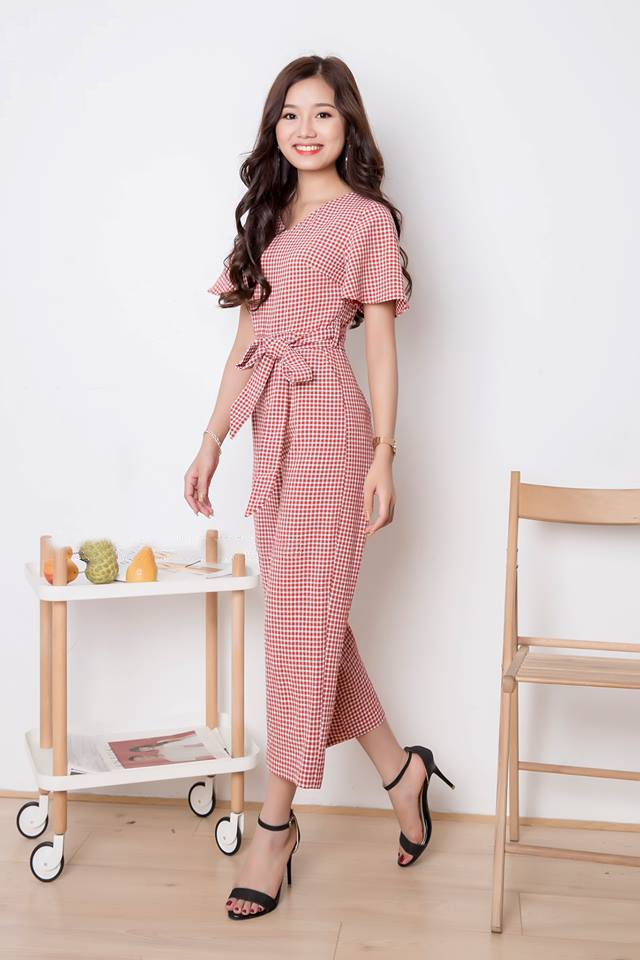 Jumpsuit caro cổ tim kèm thắt lưng màu đỏ