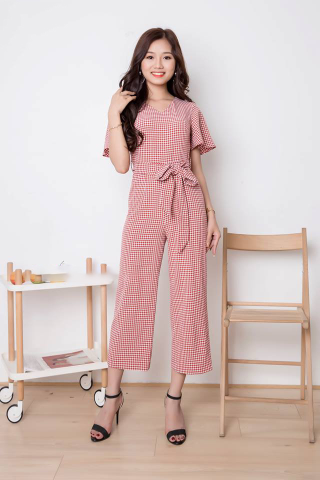 Jumpsuit caro cổ tim kèm thắt lưng màu đỏ