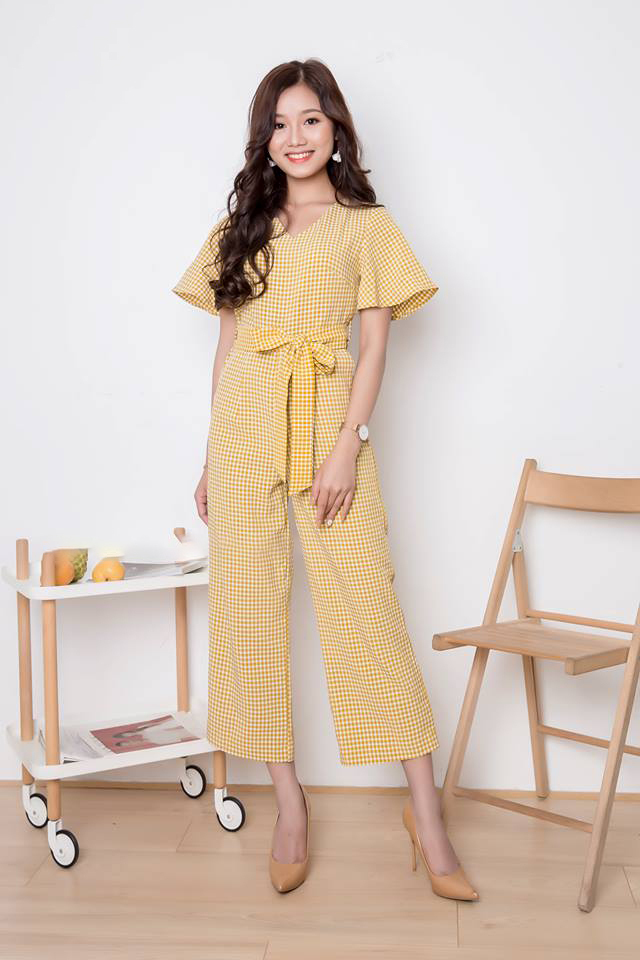 Jumpsuit caro cổ tim kèm thắt lưng màu vàng