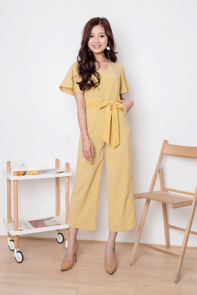 Jumpsuit caro cổ tim kèm thắt lưng màu vàng