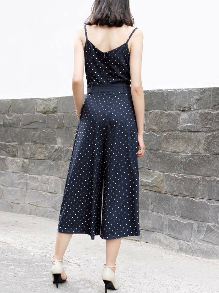 Jumpsuit chấm bi hai dây kèm dây eo dễ thương