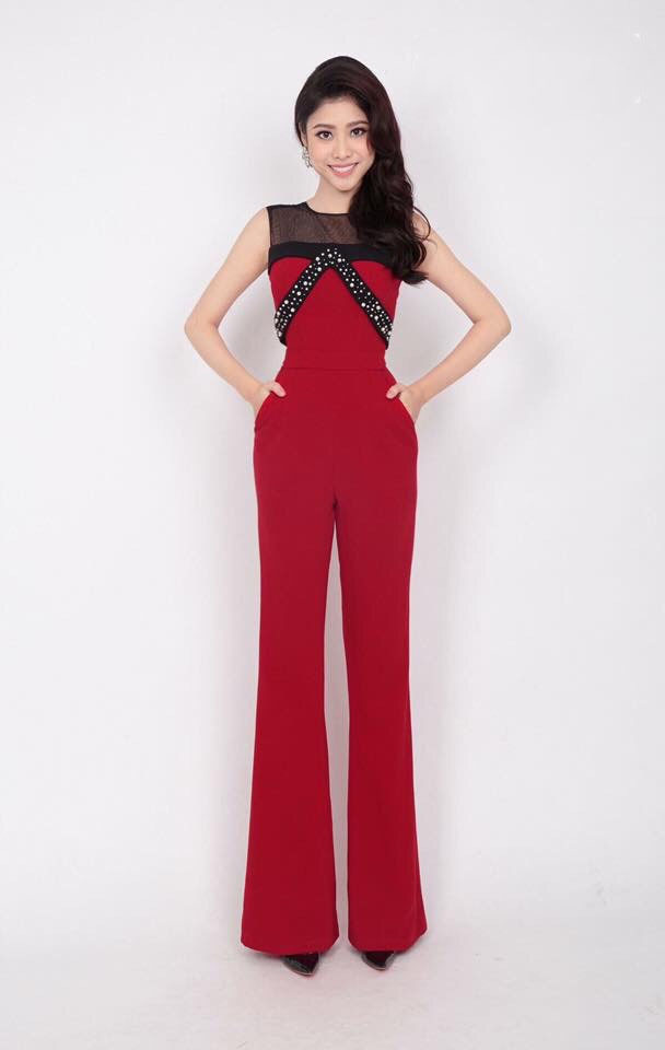 Jumpsuit ống rộng phối lưới và viền dây đá màu đỏ sang trọng