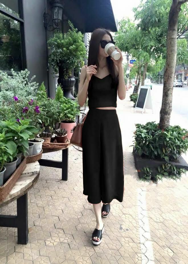 Set áo hai dây croptop và quần ống suông màu đen