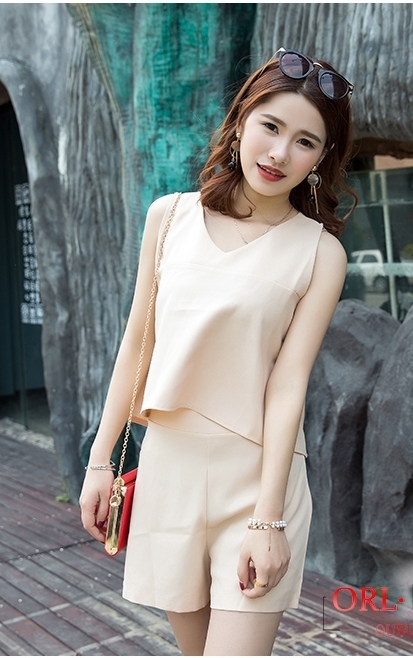 Set áo sát nách quần short màu be - đầm body tay dài