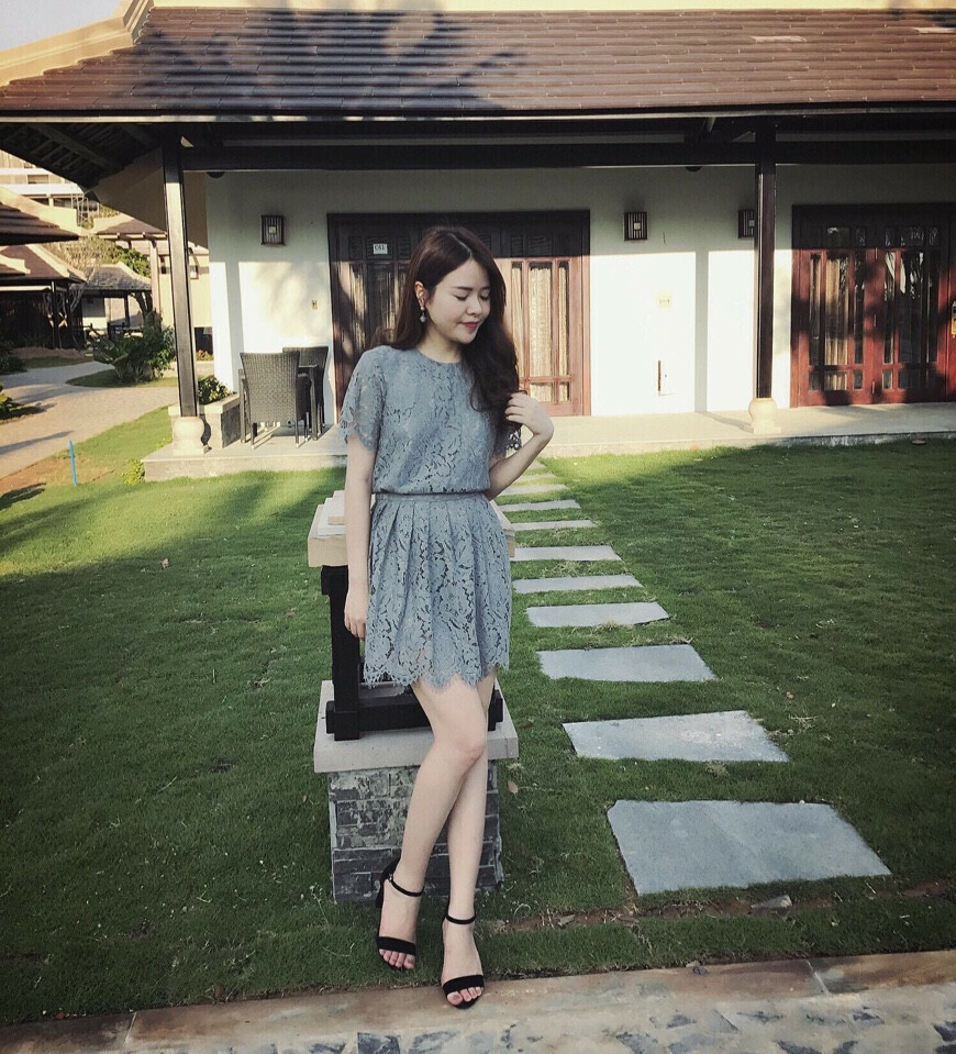 Set áo và chân váy xòe xếp ly màu xám - Đầm xòe