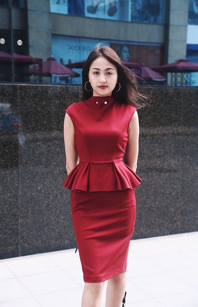 Set công sở áo peplum, chân váy bút chì kèm trâm