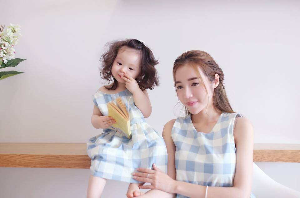 Set đầm caro mẹ và bé cadie siêu dễ thương - đầm body lệch vai quyến rũ