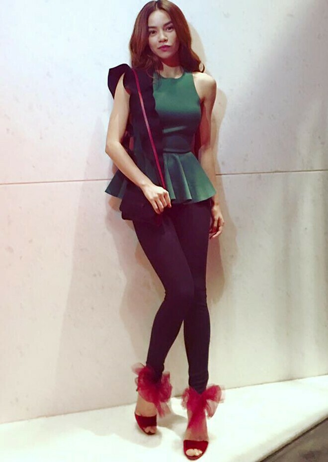 Set nguyên bộ áo peplum màu xanh giống hồ ngọc hà